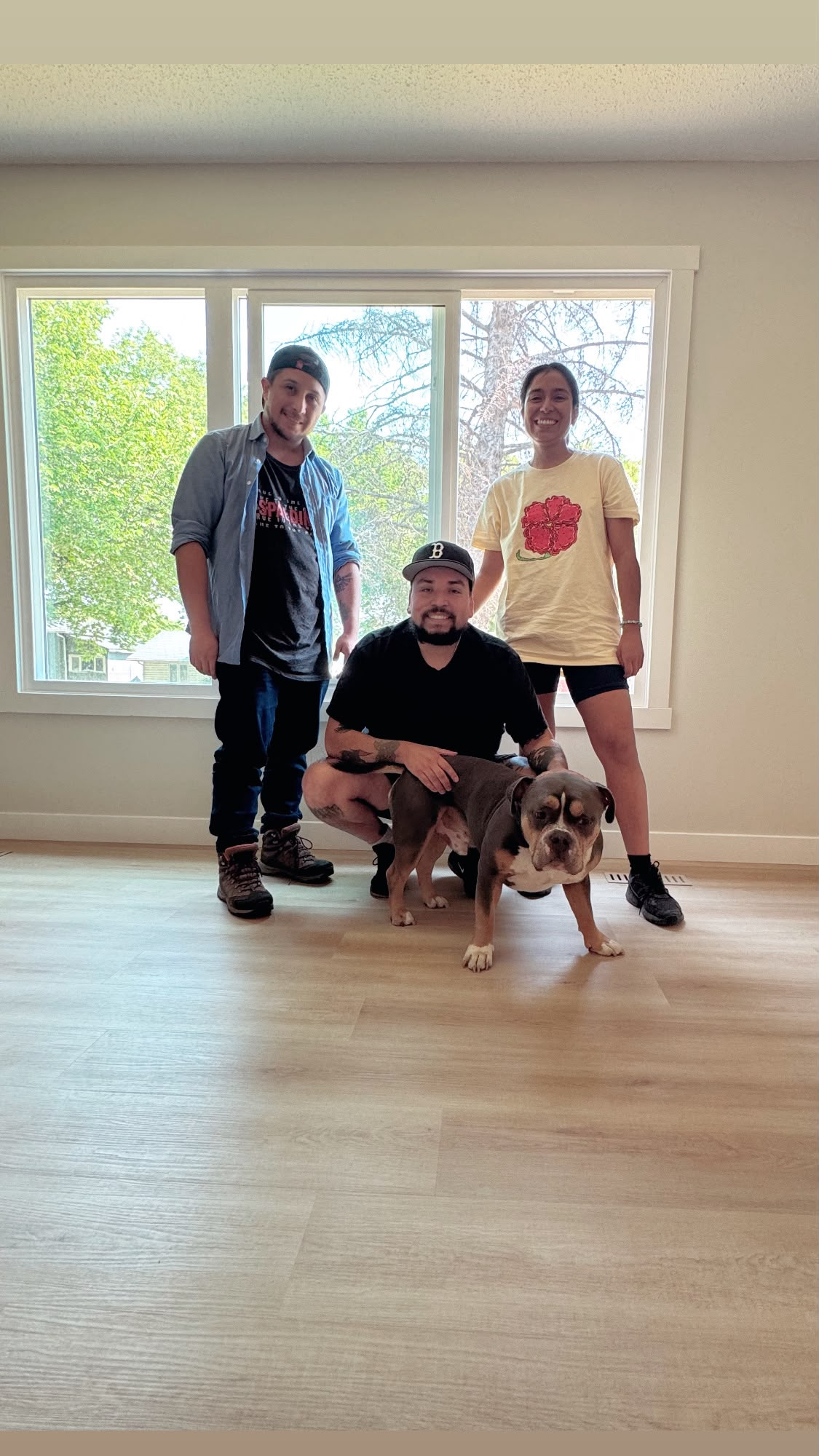 Familia de clientes con su perro en su nuevo hogar en Calgary