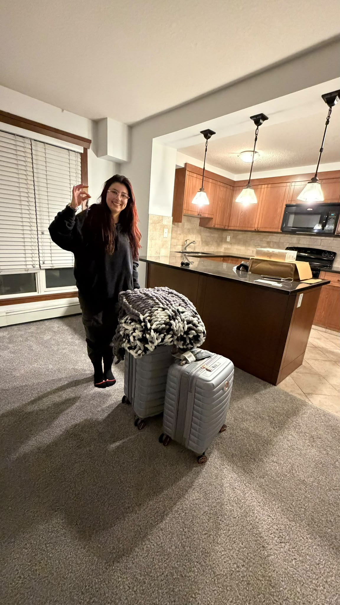 Clienta de Fully Homes llegando a su nuevo hogar con maletas